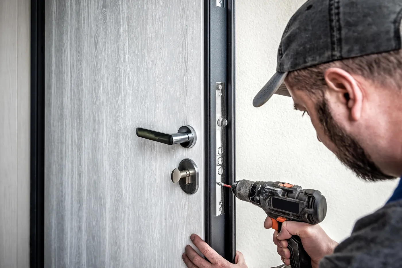 Pose d'une serrure sur une porte blindée lors d'une intervention à Paris